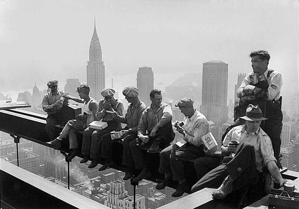 Lunch atop a skyscraper (1932)